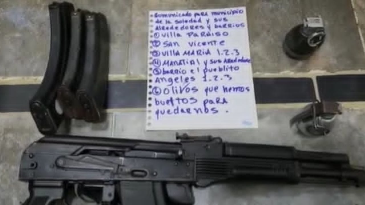 El supuesto grupo armado mostró armas y granadas en el video intimidatorio.