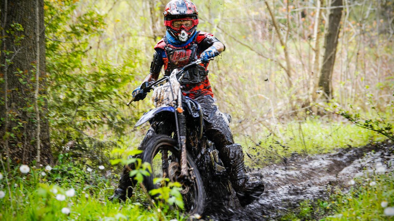Miguel Ángel López, de 11 años, es campeón nacional de motocross. Sin embargo, no podrá practicar el deporte durante un tiempo luego de un accidente de transito, cuyo responsable se encuentra fugitivo.