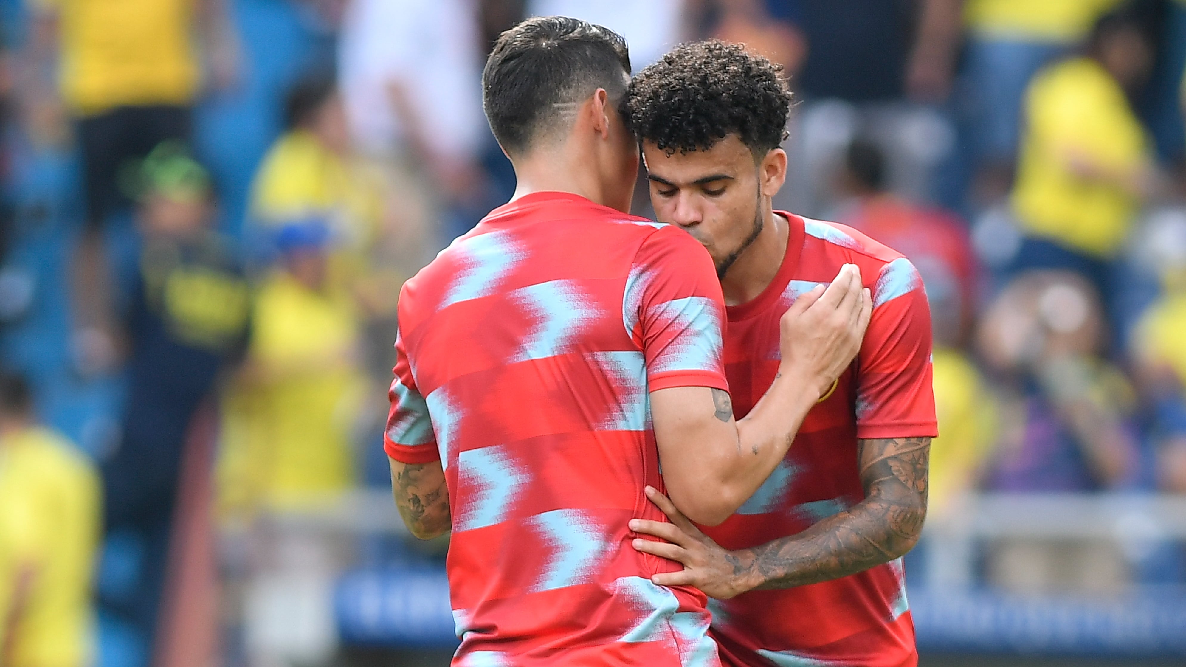 Abrazo entre James Rodríguez y Luis Díaz, futbolistas de la Selección Colombia.