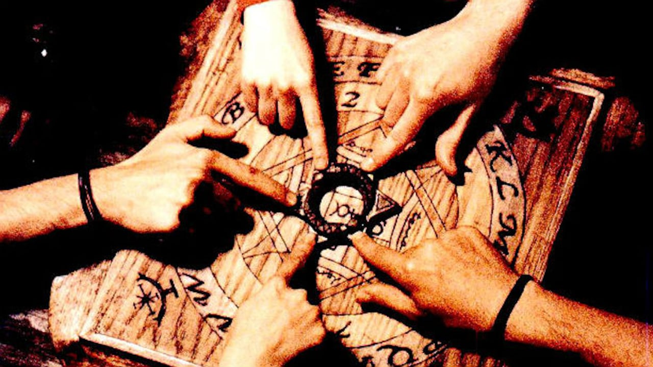 Los dedos apenas rozan el objeto... y de repente, se mueve.