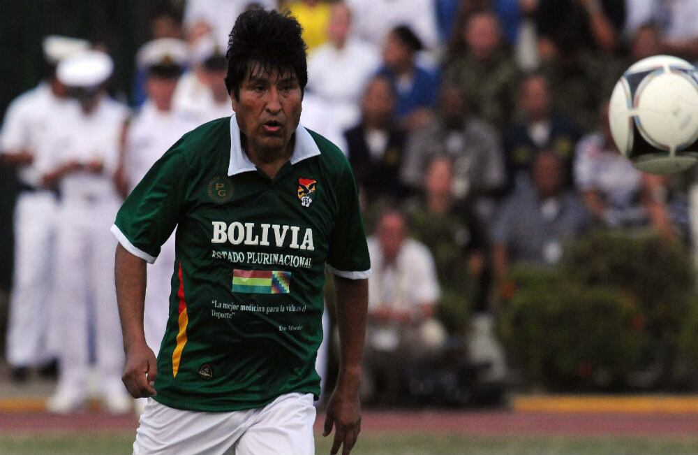 Evo nunca le perdió mirada al balón. Jugó todo el partido y fue uno de los más ovacionados.