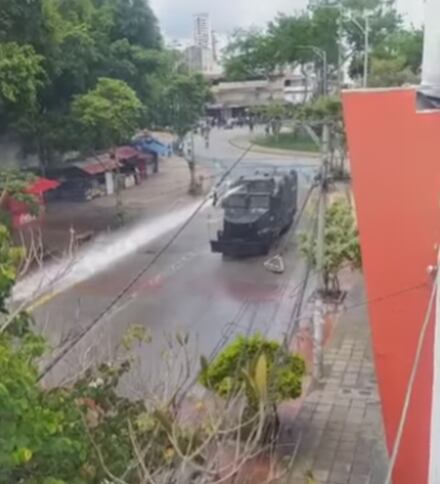 La Unidad de Diálogo y Mantenimiento del Orden, hace presencia en el lugar.