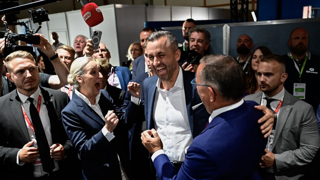 Las encuestas a boca de urna realizadas para los canales ARD y ZDF otorgan a AfD entre el 44 % y el 44,5 % de los votos, muy por delante de los conservadores de la Unión Demócrata Cristiana (CDU) (18,5 %).