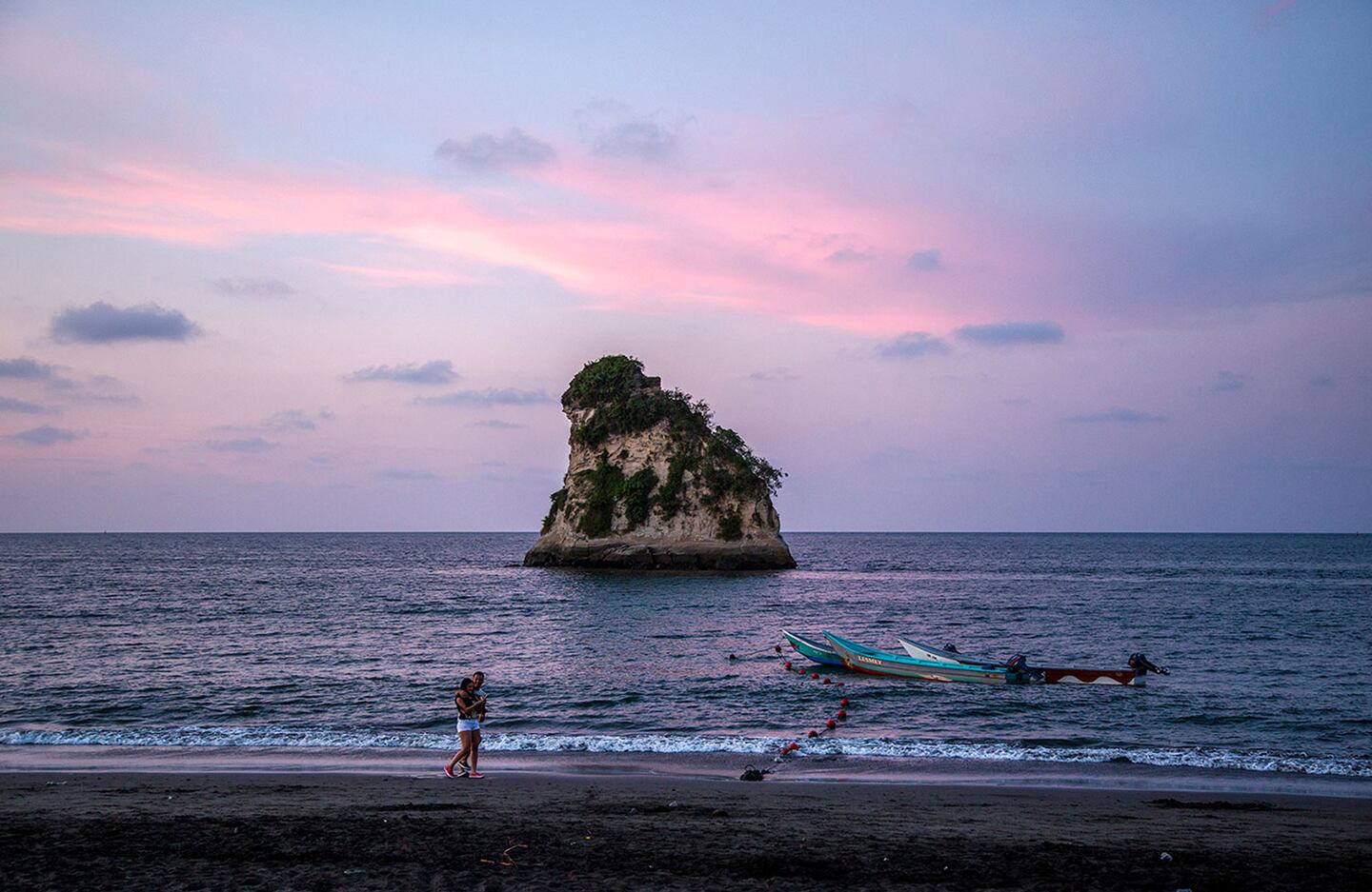 La playa El Morro en Tumaco, Nariño, es uno de los mejores sitios del sur del país para practicar kayak o surf a vela. Es reconocido por su imponente Arco, a través del cual se puede caminar degustando un delicioso “encocao de camarón” o conociendo las artesanías que realizan los habitantes de la zona. Foto: Cortesía Tips para tu Viaje.