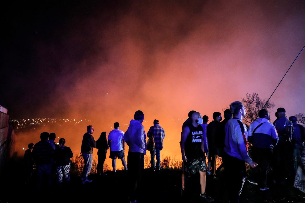 Dos muertos y cientos de casas incineradas dejó el incendio en Valparaíso.