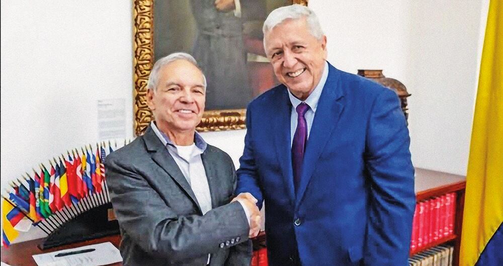     El sindicato asegura que Marco Emilio Hincapié, presidente de Coljuegos, despide personal bajo la figura de plazo presuntivo, la cual puede terminar cualquier contrato unilateralmente sin justificación. Acá con el ministro de Hacienda, Ricardo Bonilla, cartera a la que está adscrita la entidad.