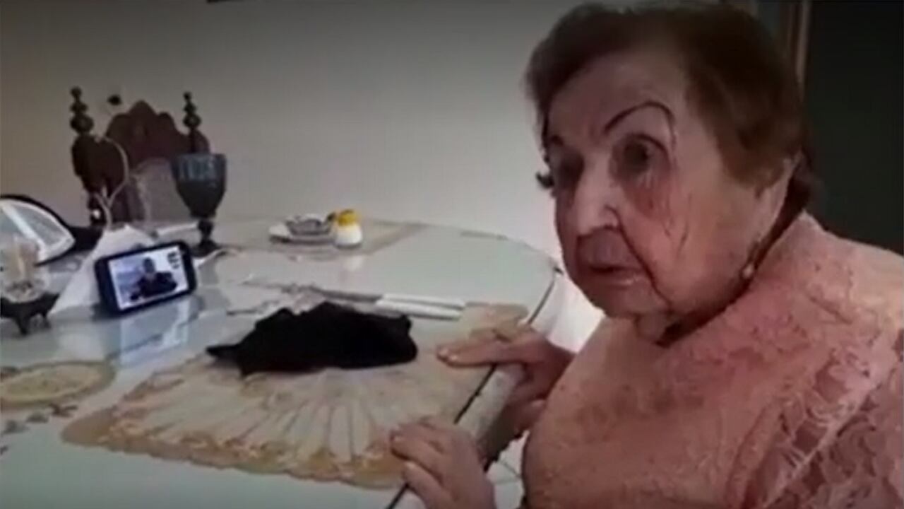 Doña Cecilia, quien tiene 97 años, relata una situación que vivió años atrás cuando le pidieron una ayuda.