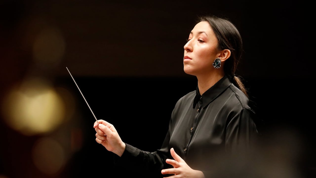 Paola Ávila se formó como violista, y luego como directora orquestal y coral.