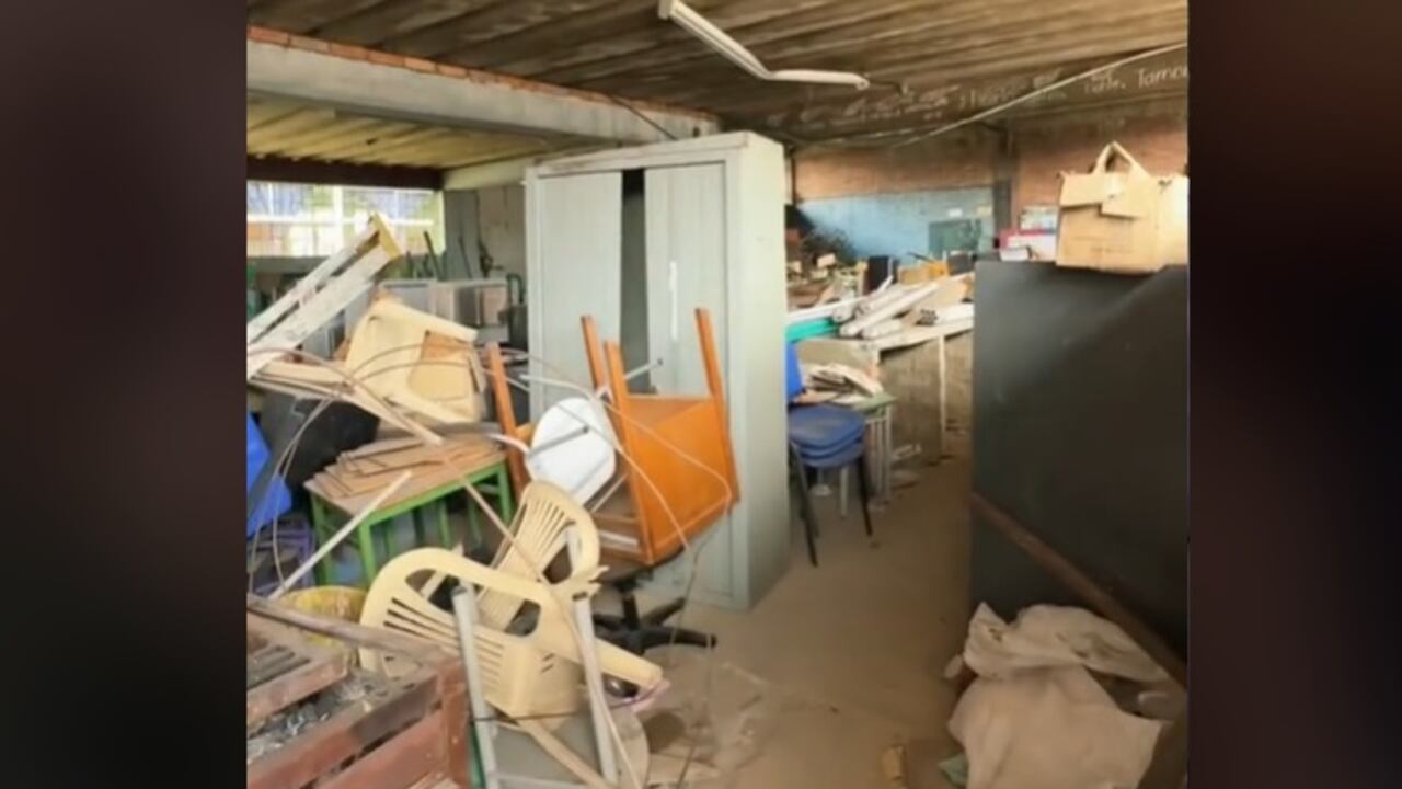 A través de redes sociales, en videos como TikTok, muestran el deterioro en el que se encuentra el colegio: paredes agrietadas, las lozas de los pisos levantadas, pupitres en mal estado, los baños no están en condiciones y ni siquiera tienen una cafetería desde hace casi dos años. Foto: Tiktok @peachyvalty