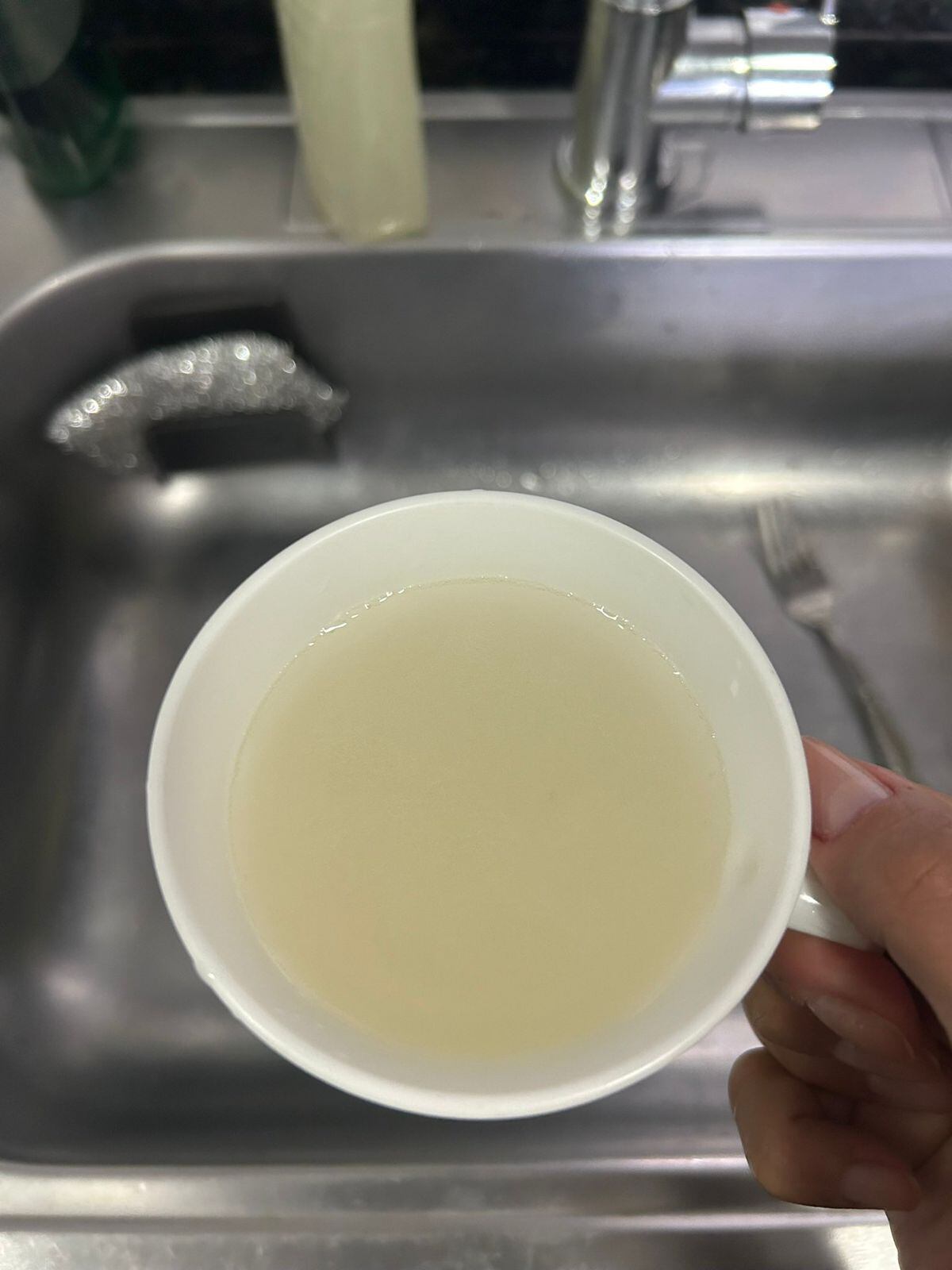 El Acueducto respondió a las quejas de la ciudadanía por el color amarillo del agua en Bogotá.