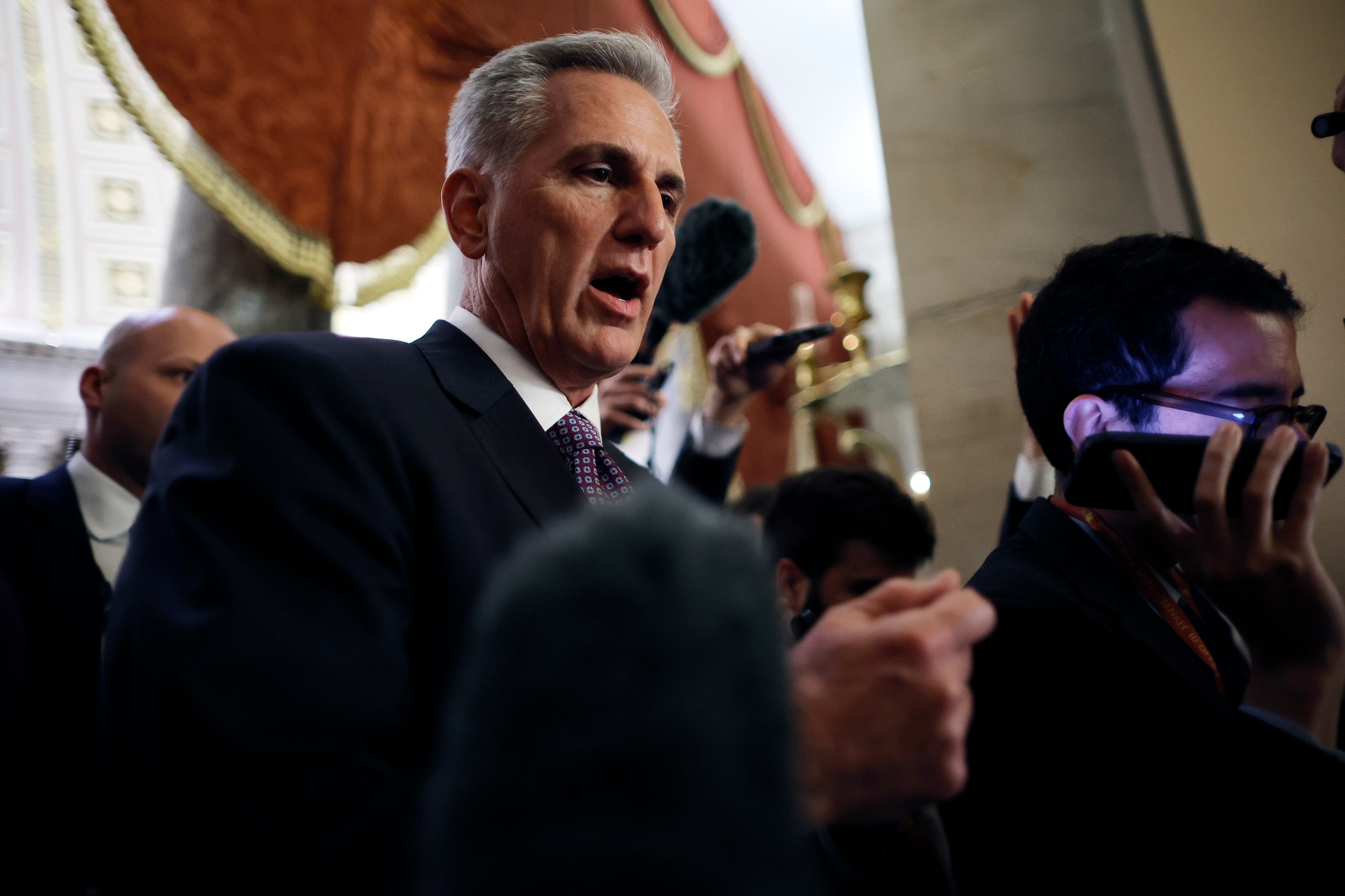El presidente de la Cámara de Representantes Kevin McCarthy (R-CA) habla con los reporteros mientras se dirige a la votación final sobre la Ley de Responsabilidad Fiscal de 2023 en el Capitolio de los Estados Unidos