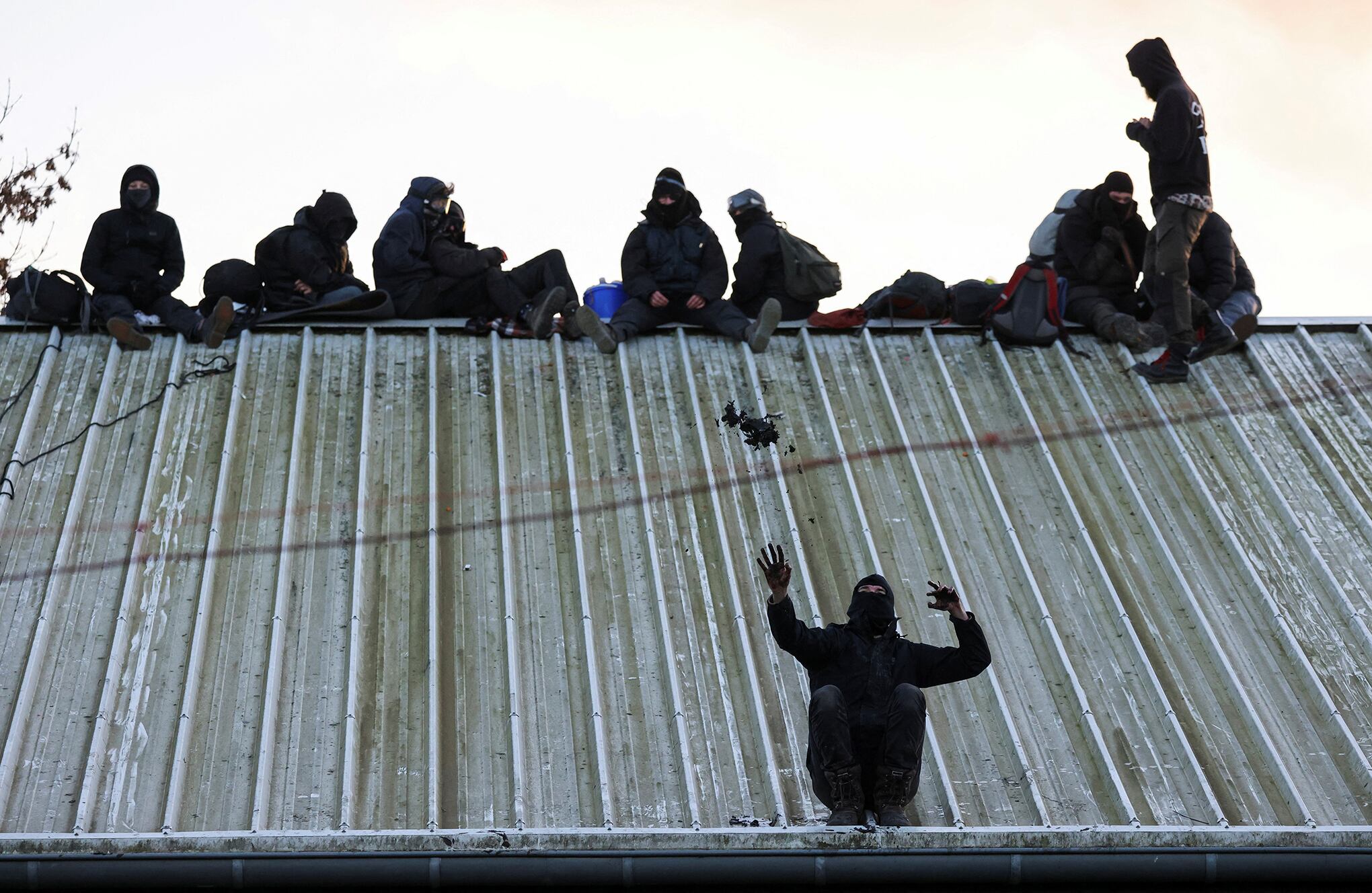 En imágenes : La policía avanza contra manifestantes de la mina de carbón atrincherados en un pueblo alemán abandonado.