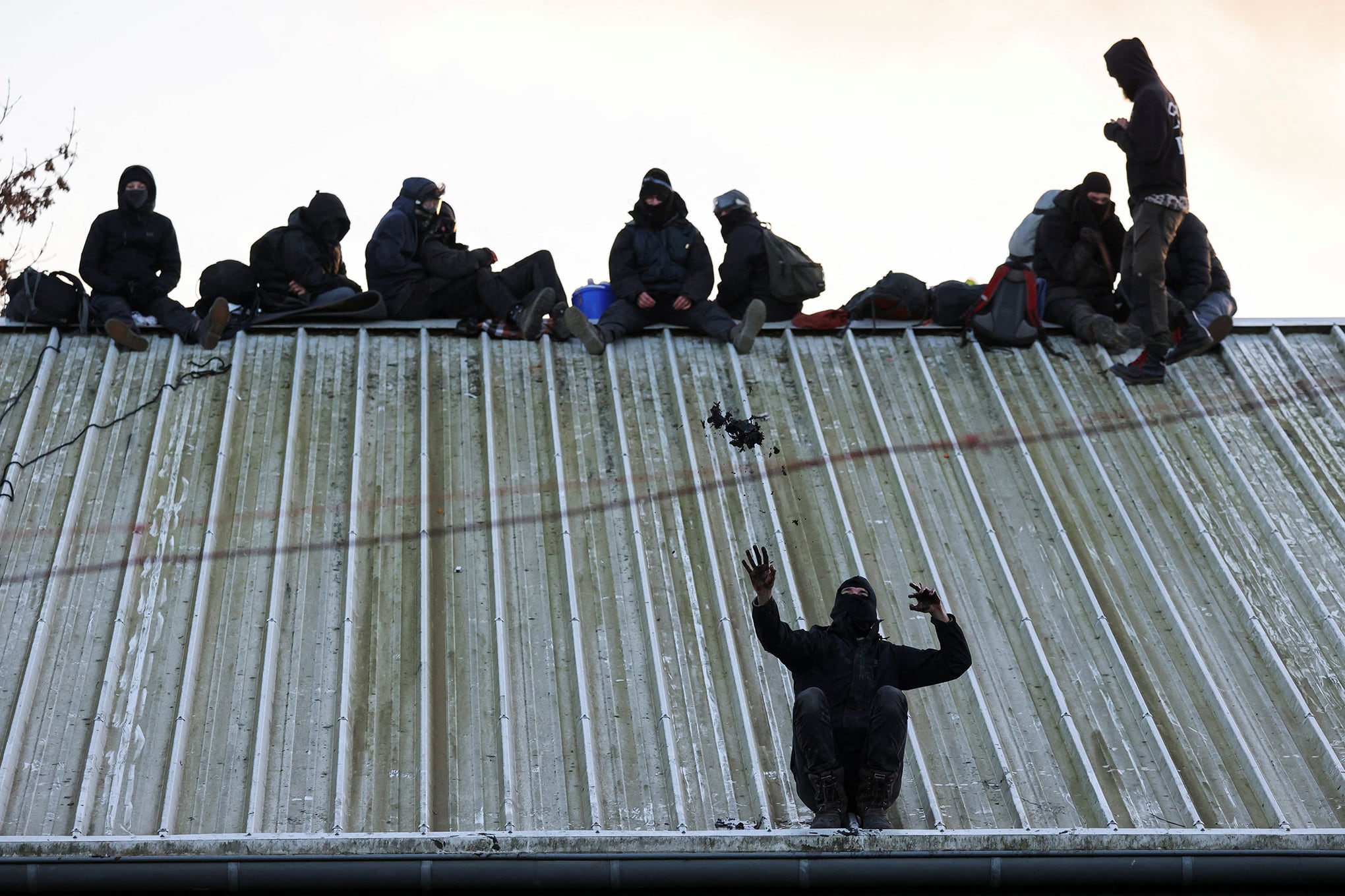 En imágenes : La policía avanza contra manifestantes de la mina de carbón atrincherados en un pueblo alemán abandonado.