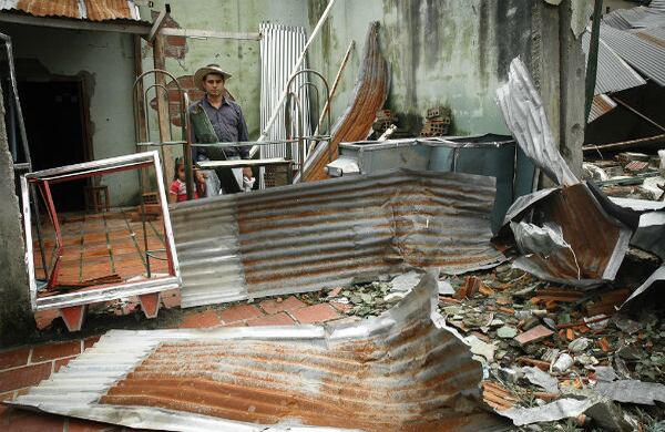 La casa de Juan Chaparro, frente al parque principal de Las Mercedes y a una cuadra de la estación de policía, fue destruida por un ataque de las Farc. En el patio interior cayó un cilindro que, milagrosamente, no explotó y fue luego retirado. 