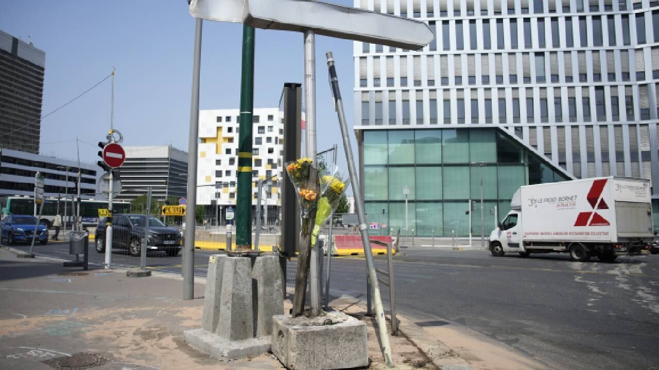 El gobierno de Francia anunció una mayor presencia policial en París y otras grandes ciudades y pidió calma después de que estalló la violencia dispersa por la muerte de un joven de 17 años.