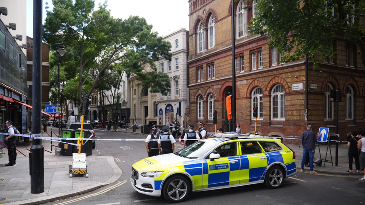 La Policía informó que incautó un par de tijeras en el lugar de los hechos, en Endell Street, cerca del Royal Ballet and Opera y del mercado de Covent Garden.