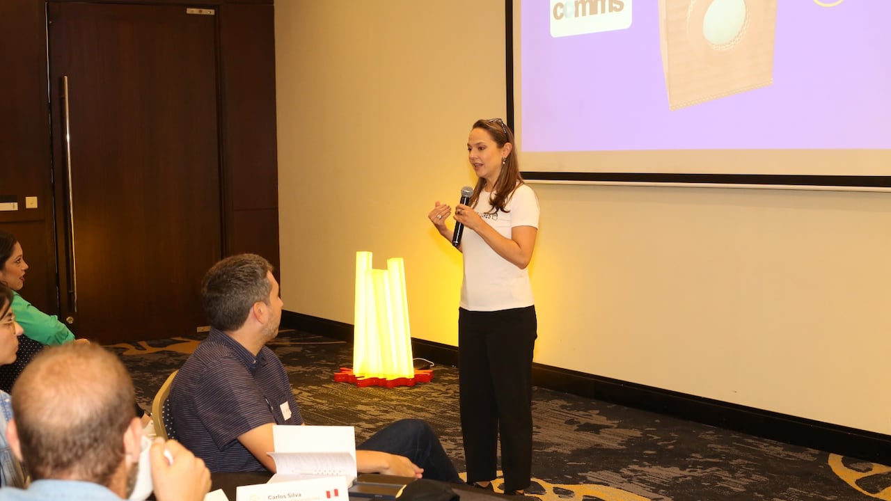 Marcela Velásquez durante un taller sobre prevención del washing en la publicidad y el marketing, dirigido al equipo de Comunicaciones de América Latina de Arcos Dorados, en Panamá.