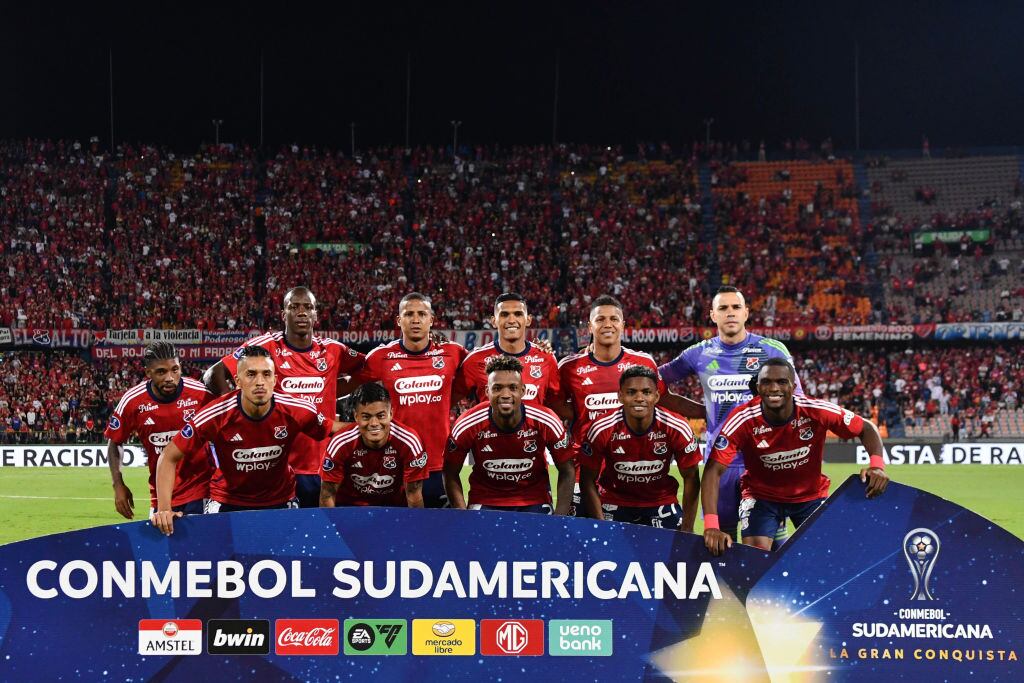 MEDELLIN, COLOMBIA - SEPTEMBER 25: Players of Medellin pose for a team photo prior to the Copa CONMEBOL Sudamericana 2024 Quarterfinal Second Leg match between Medellin and Lanus at Estadio Atanasio Girardot on September 25, 2024 in Medellin, Colombia. (Photo by Luis Benavides/Getty Images)