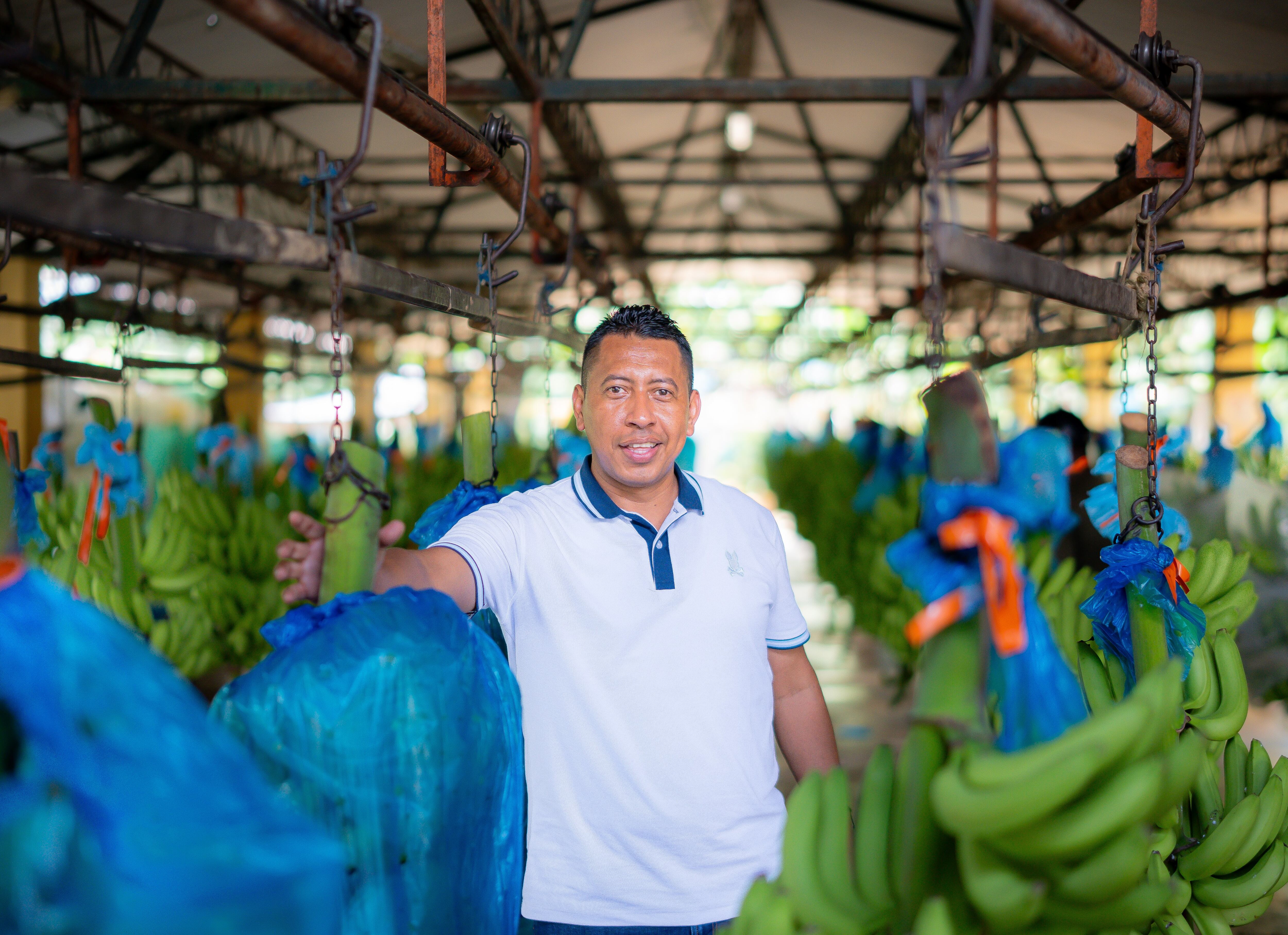 Adolfo Romero creció en las fincas bananeras del Urabá, en medio de las labores del campo.