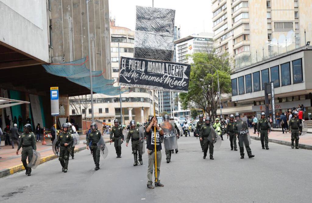 "El pueblo manda a decir que no tenemos miedo". Este y otros carteles en contra del gobierno y las autoridades se vieron durante las marchas. FOTO: León Darío Peláez / Semana