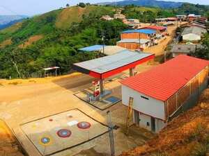 De manera increíble, las Farc tienen dos estaciones de gasolina en zona rural para abastecer sus vehículos y la maquinaria pesada que trabaja en la carretera irregular.