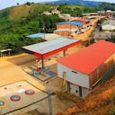 De manera increíble, las Farc tienen dos estaciones de gasolina en zona rural para abastecer sus vehículos y la maquinaria pesada que trabaja en la carretera irregular.