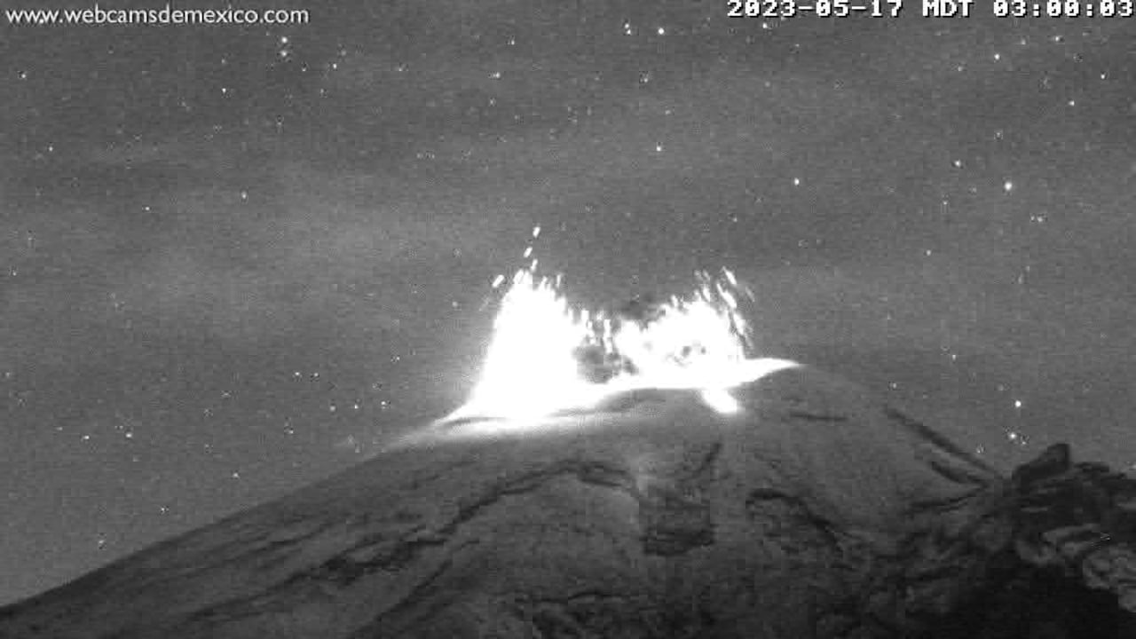 En los videos publicados por el centro de cámaras de México, se puede ver el momento exacto en sale expulsada la lava del cráter del volcán Popocatépetl