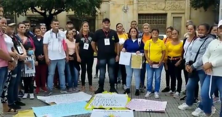 Las víctimas se taparon la boca como acto de protesta.