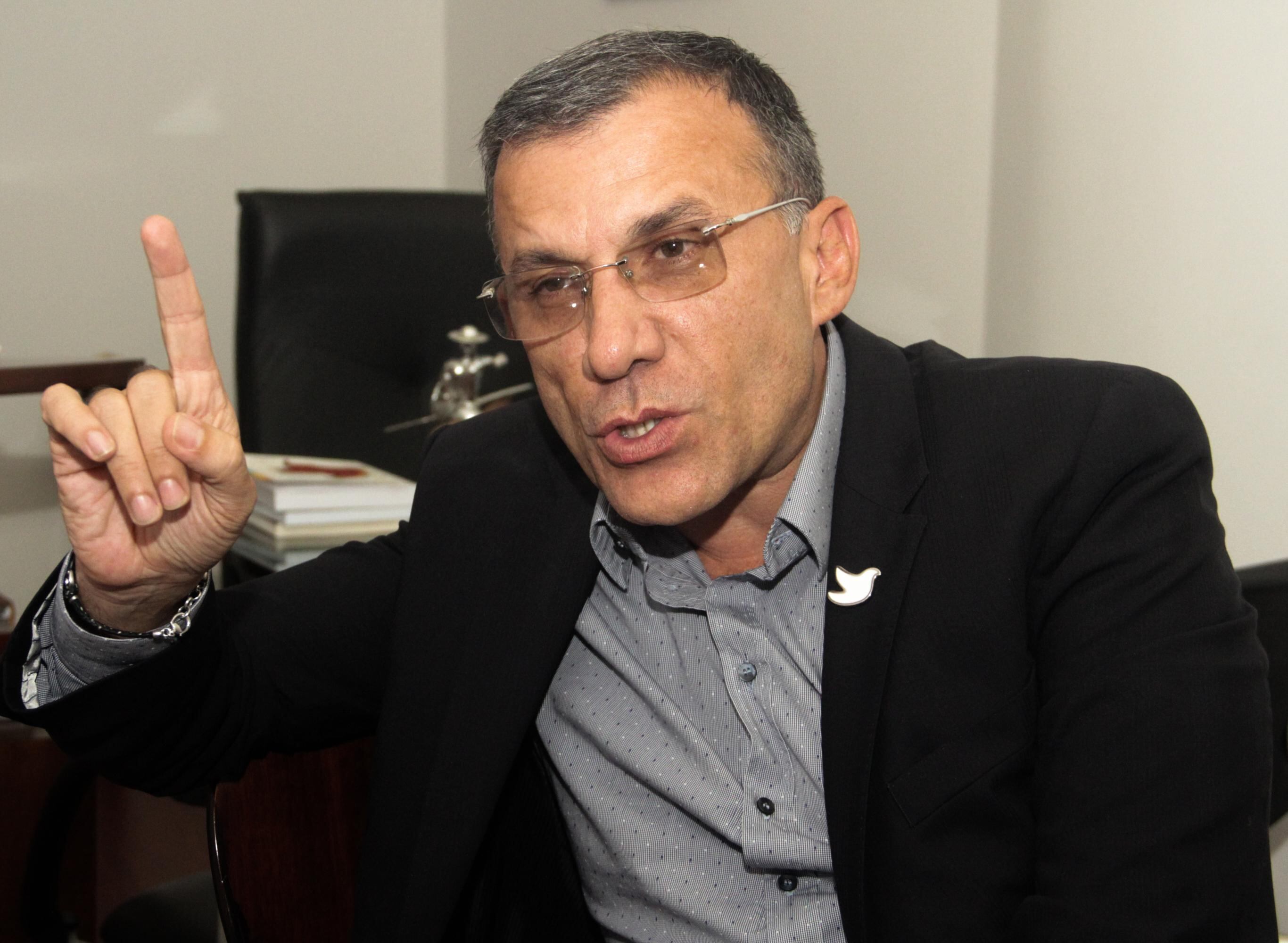 La constitucionalista es cercana al expresidente del Senado y hoy embajador de Colombia en el Reino Unido, Roy Barreras. Además, es amiga personal del exsenador y hoy candidato a la Alcaldía de Bogotá, Gustavo Bolívar. Algunos amigos de la dirigente le atribuyen cercanía con la primera dama, Verónica Alcocer.