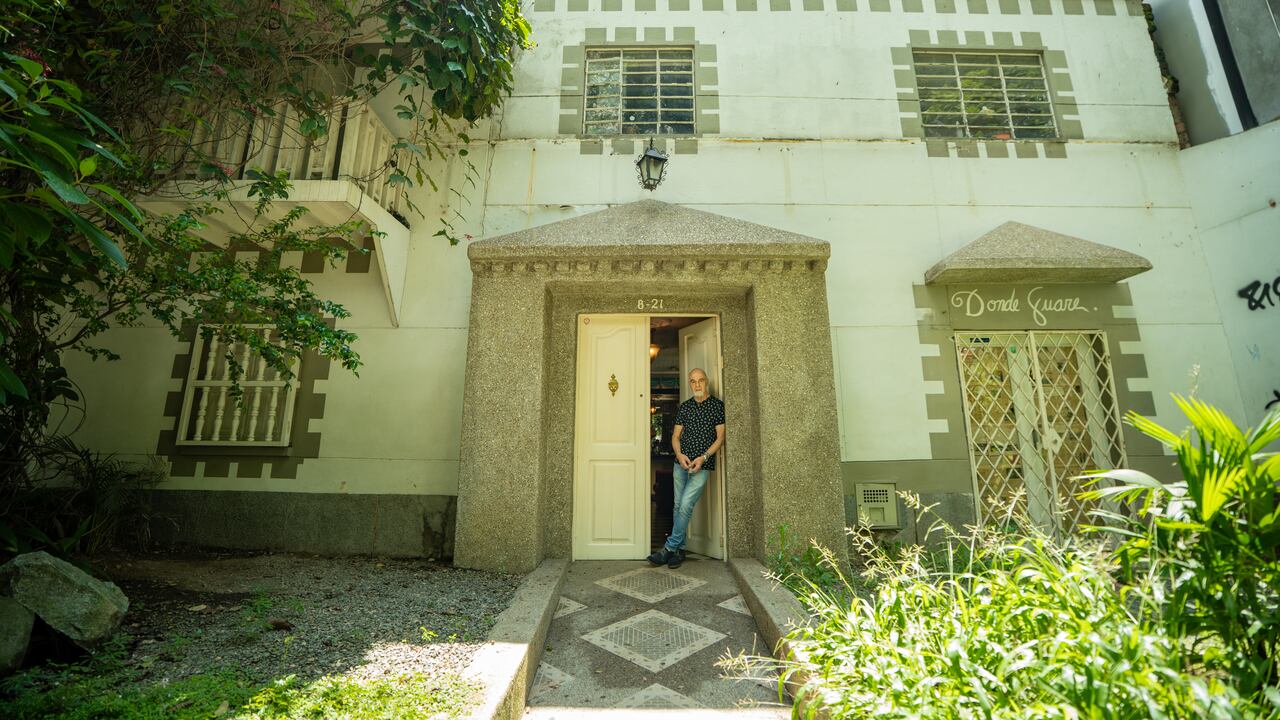 Gabriel Jaime Salazar Góez, habitante de la última casa familiar del Parque Lleras en Medellín.