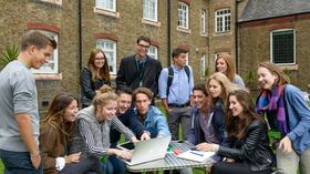 Una de las ventajas de estos programas es la posibilidad de conectar con personas de todo el mundo. En la actualidad, ESCP Business School cuenta con sedes en París, Londres, Berlín, Madrid y Varsovia.