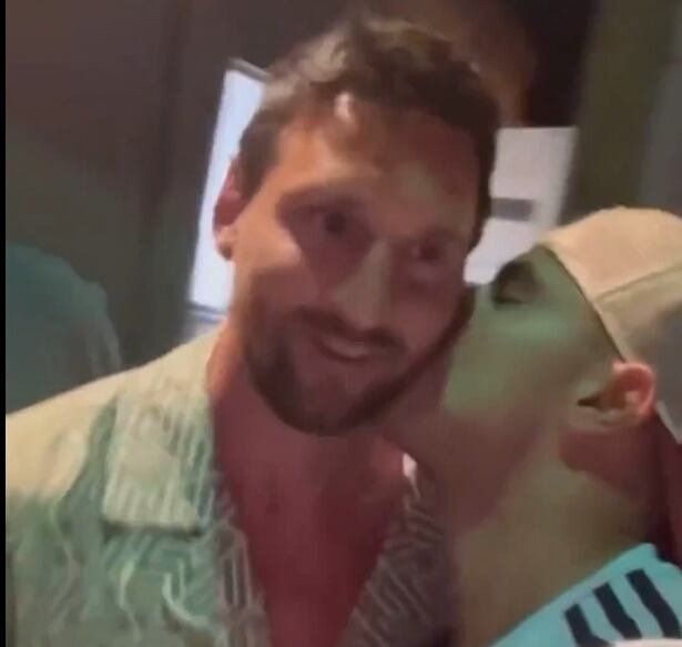 Beso de un aficionado a Lionel Messi.