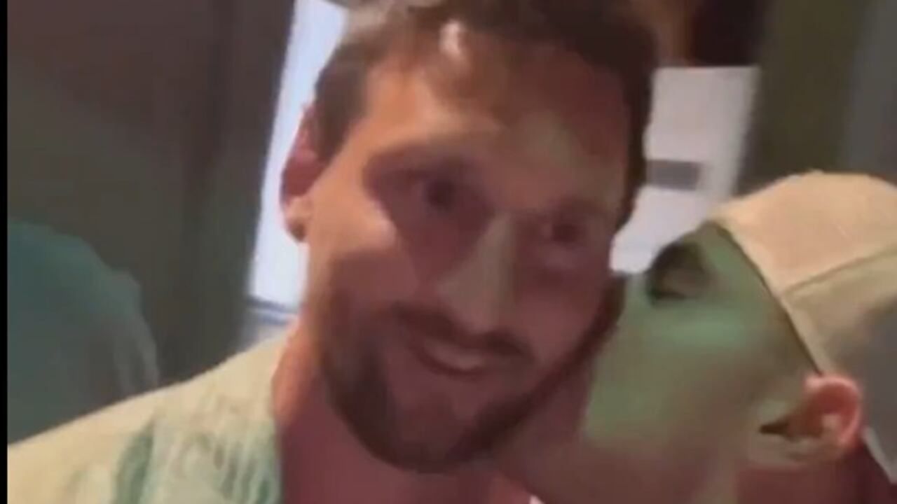 Beso de un aficionado a Lionel Messi.