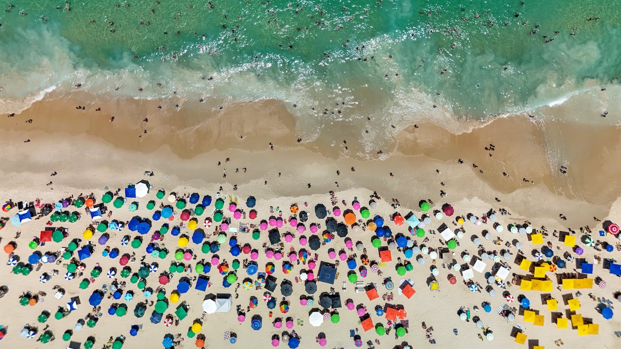 Se estima que miles de millones de turistas visitan playas en todo el mundo.