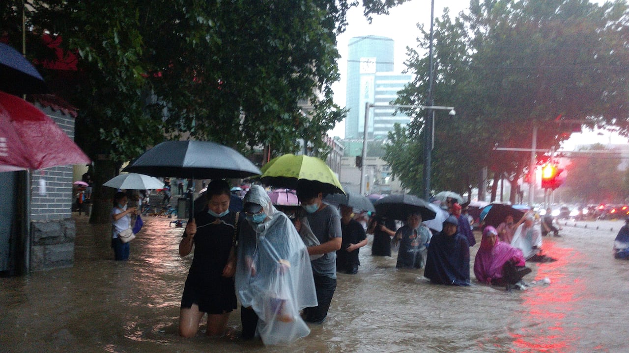 Miles de personas han sido afectadas por las lluvias recurrentes en la región de Henan. (Chinatopix Via AP)