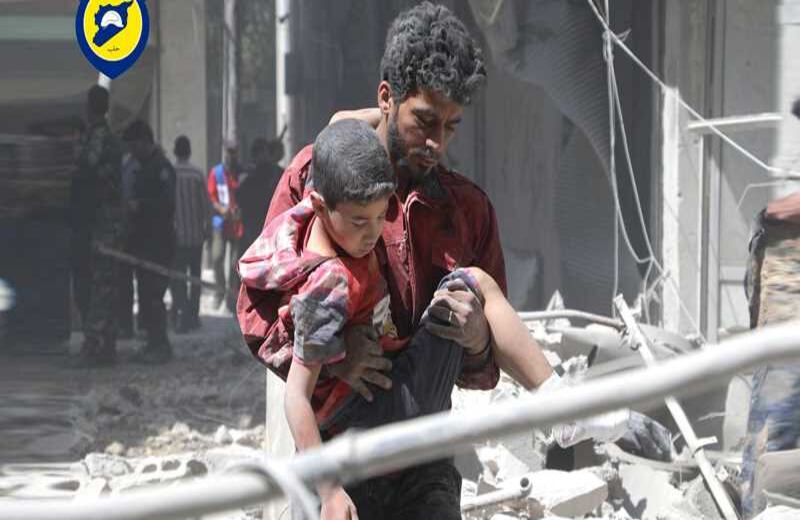 Un hombre carga a un niño herido , en Alepo , Siria.  Mayo 31 del 2016. Foto: AP.
