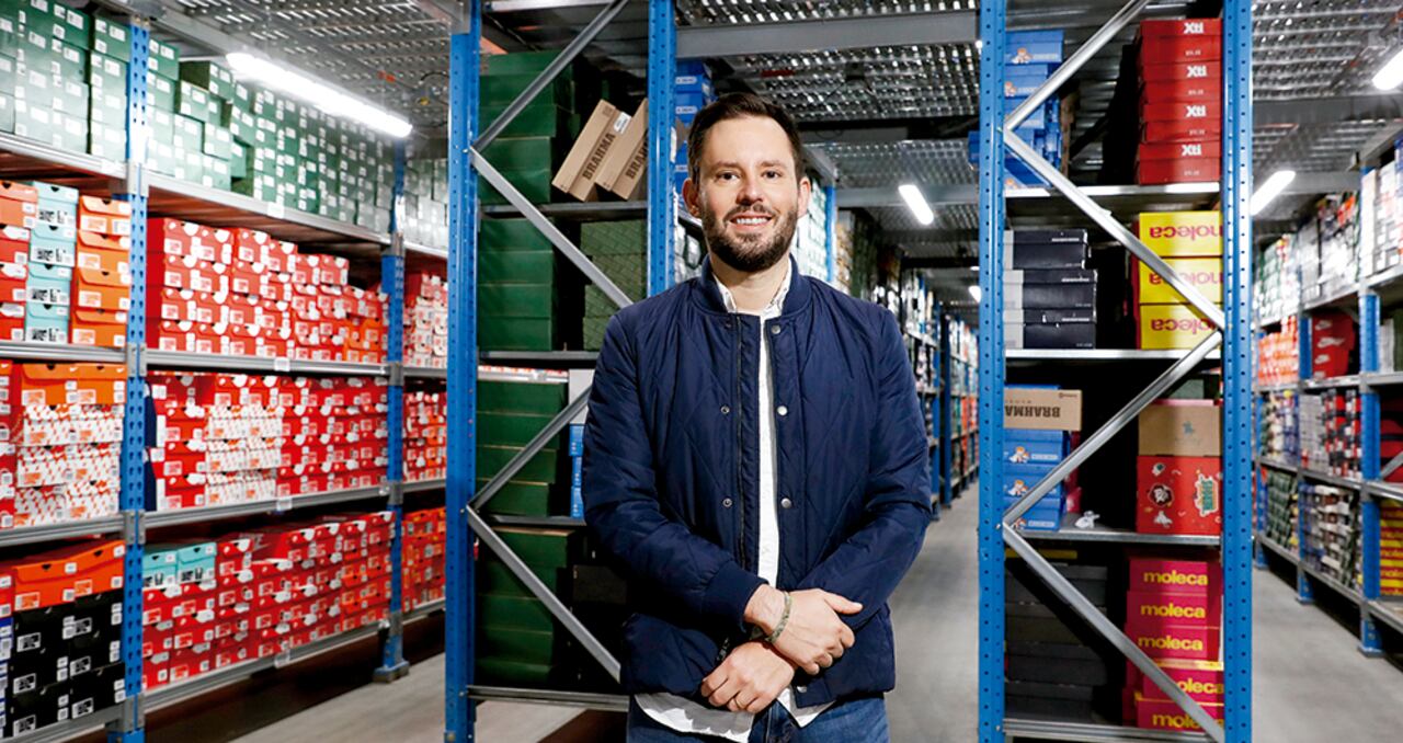 Camilo Rueda, gerente regional de Dafiti, explicó que en los primeros seis meses de 2021 la venta de ropa y calzado deportivo creció 25 por ciento. A la derecha, una tienda de Go Rigo Go!, compañía creada hace siete años por el ciclista Rigoberto Urán.