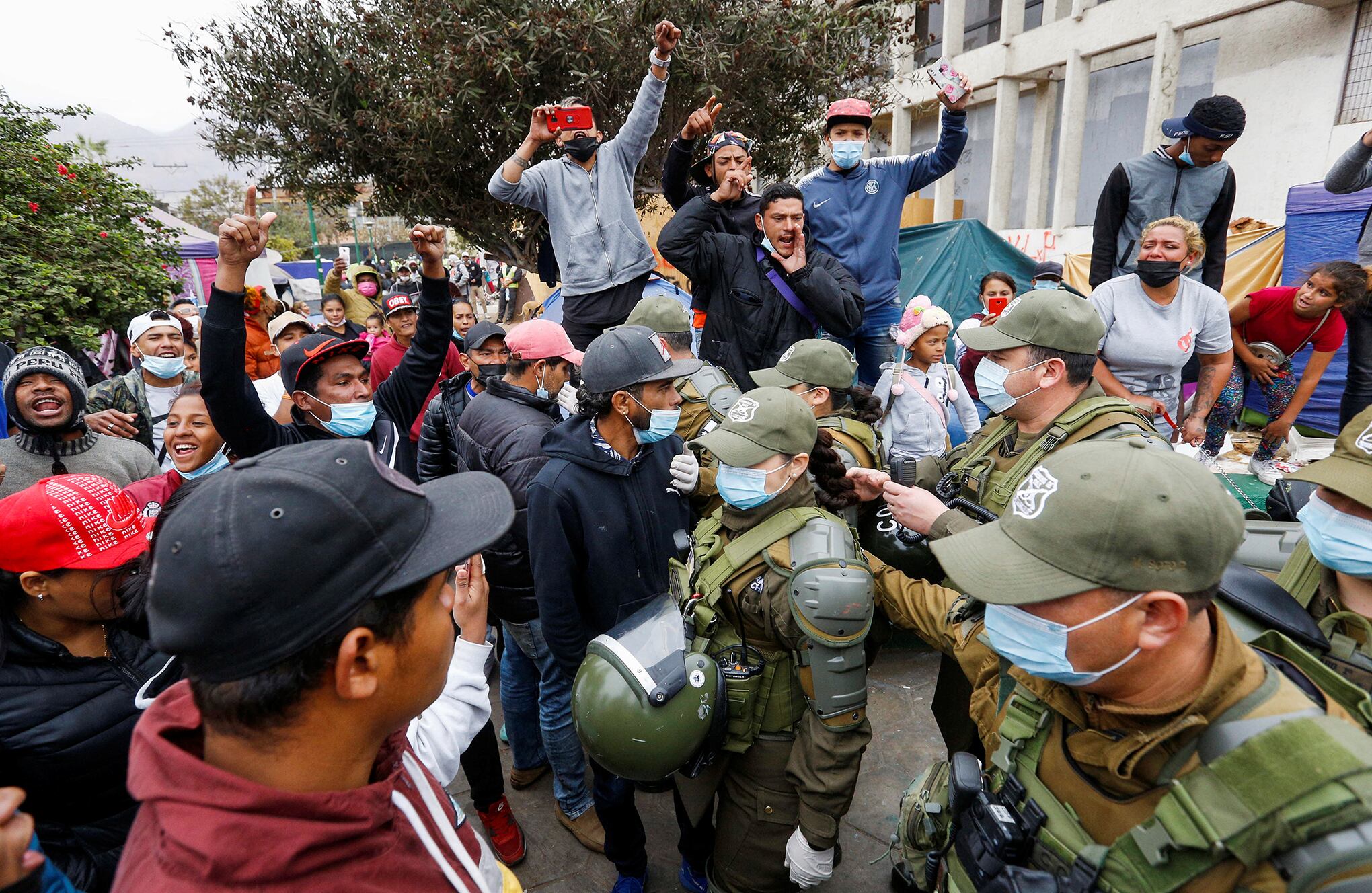 En Imágenes. Enfrentamiento entre antiinmigración y migrantes venezolanos en Chile