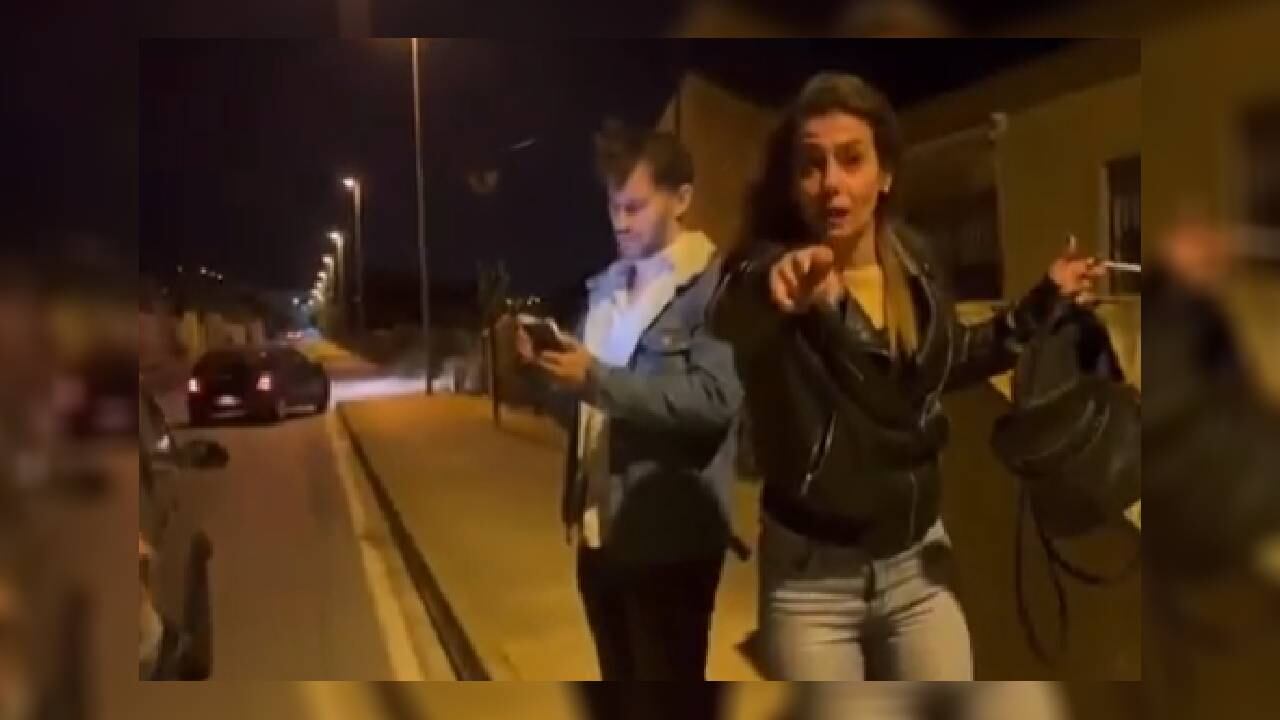 A la derecha, una de las mujeres acusadas de xenofobia y la izquierda el acompañante de la latina agredida.