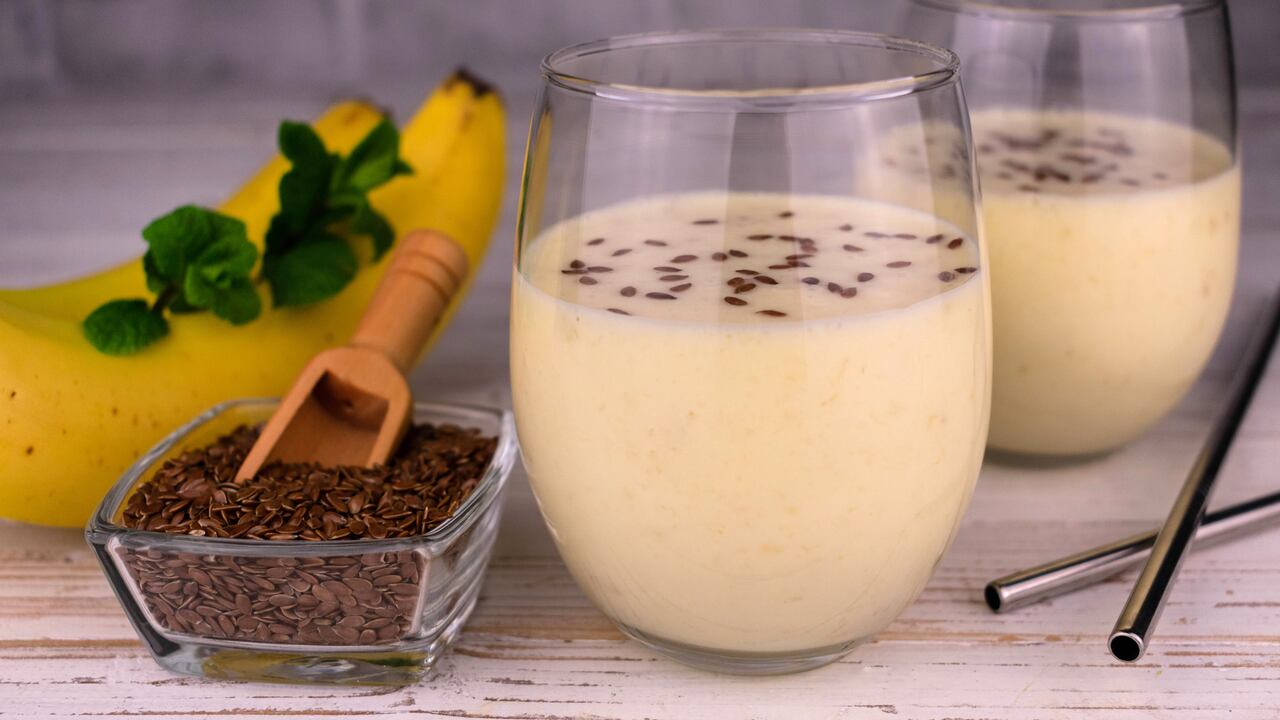 El jugo de banano aporta diversas propiedades y beneficios al organismo.