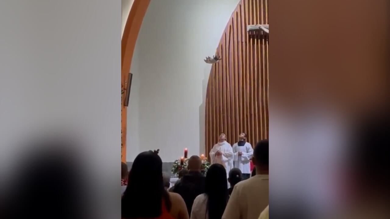 En la iglesia utilizaron un bebé de plástico y de fondo el llanto de un recién nacido para simular el nacimiento del niño Dios.