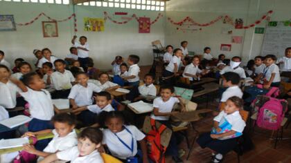 Setenta niños de 1A y 1B en el Colegio del Pueblo, en el occidente de Barranquilla, comparten el mismo salón. Pero a partir de enero de 2011 tendrán un salón con todas las comodidades, aire acondicionado, nuevos pupitres, tableros interactivos y computadores. 