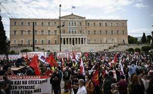 En Atenas, unos 9.000 manifestantes reclamaron al Gobierno más medidas para enfrentar el impacto de la inflación.