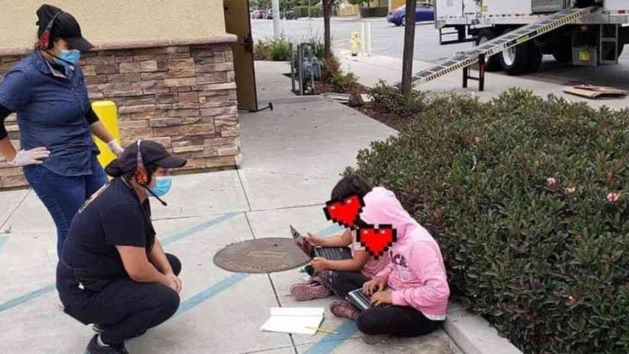 La imagen de las niñas, con las caras cubiertas por gráficos en forma de corazones para proteger sus identidades, inundó las redes sociales tras ser compartida en Twitter por el senador estatal Kevin de Leon.