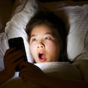 Foto de referencia de una persona asombrada tras ver su celular