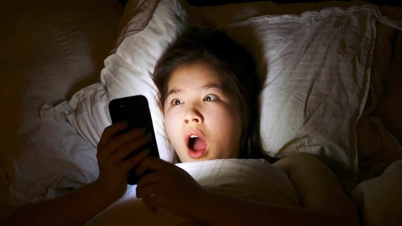 Dormir junto al celular puede ser un riesgo para la salud.