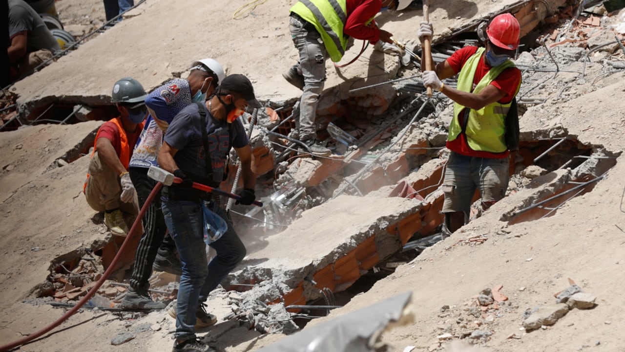 Los equipos de rescate buscan entre los escombros de los edificios derrumbados por los terremotos en Caracas, Venezuela.