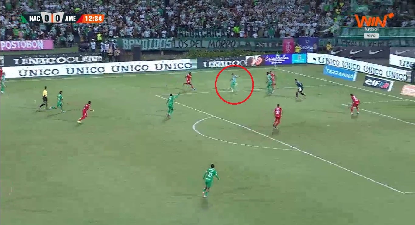 Momento exacto del remate de Milton Casco.