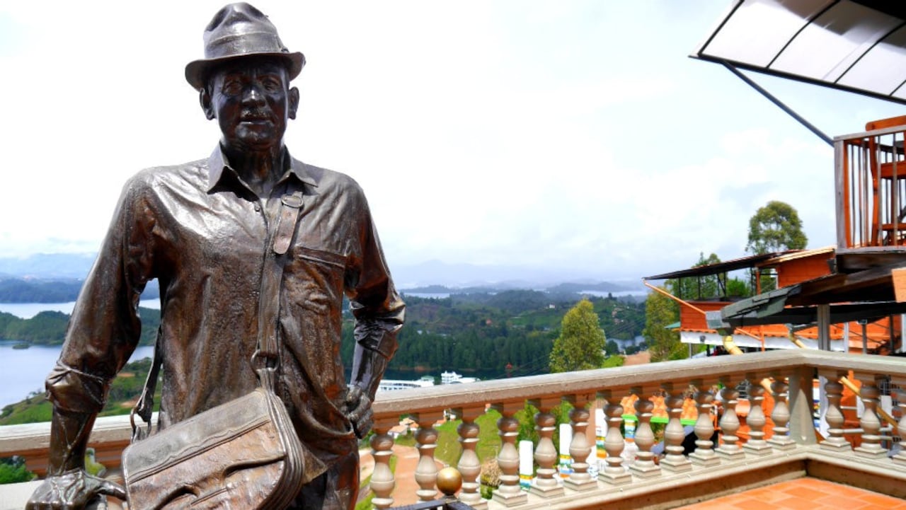Estatua en Guatapé de Luis Eduardo Villegas, el paisa que lideró el primer ascenso a la cima de la piedra.