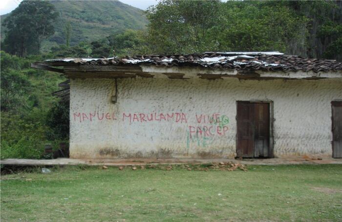 En las paredes de muchas casas abandonadas, las Farc ha dejado su sello.